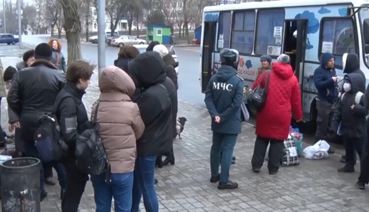 От войны с детьми и домашними животными: третий день эвакуации в Донецке