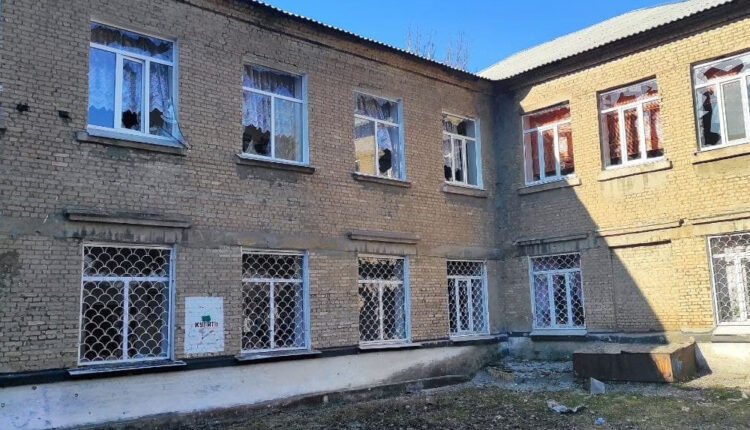 Целенаправленные обстрелы школ: детей Донбасса лишают детства