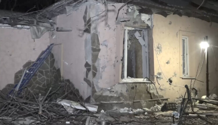 Под завалом разрушенного украинским обстрелом дома оказалась женщина