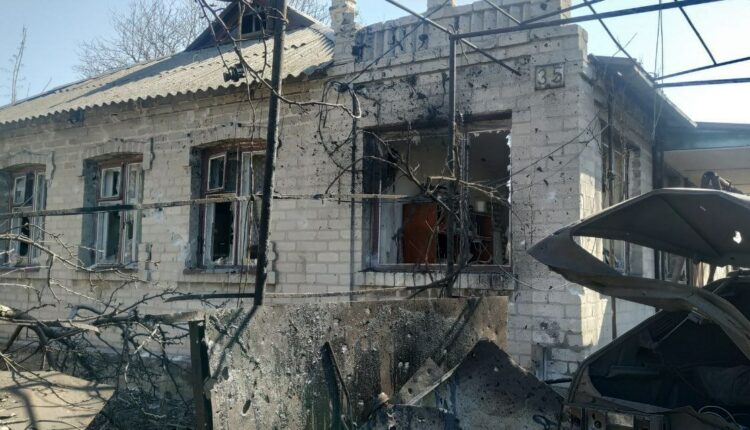 Народная милиция ДНР: фоторепортаж о последствиях обстрела Петровского района Донецка