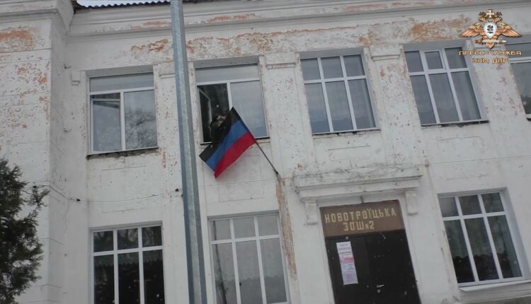 Флаг ДНР над освобожденным Новотроицким