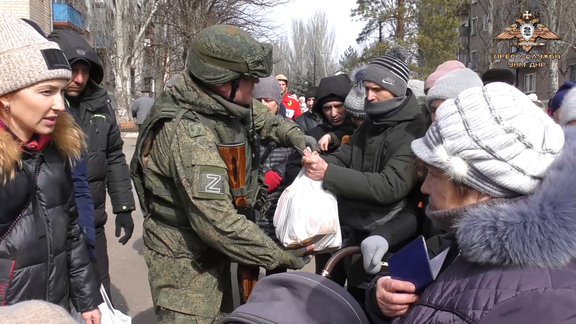 Спасенные украинцы. В поддержку солдат на Украине. Русский солдат спасает ребенка Украина.