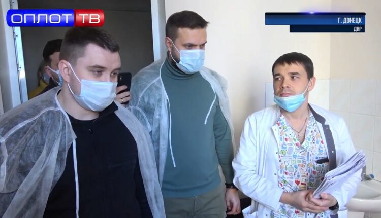 Российские парламентарии проведали раненых жителей ДНР, эвакуированных из зоны боевых действий