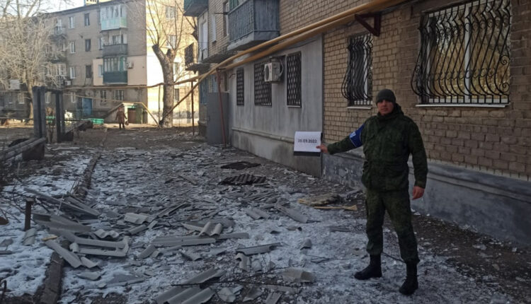 Представительство ДНР в СЦКК: фоторепортаж о последствиях обстрела Киевского района Донецка