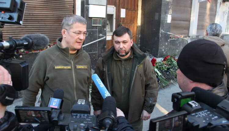 Пушилин и Хабиров возложили цветы на месте падения «Точки-У» в центре столицы
