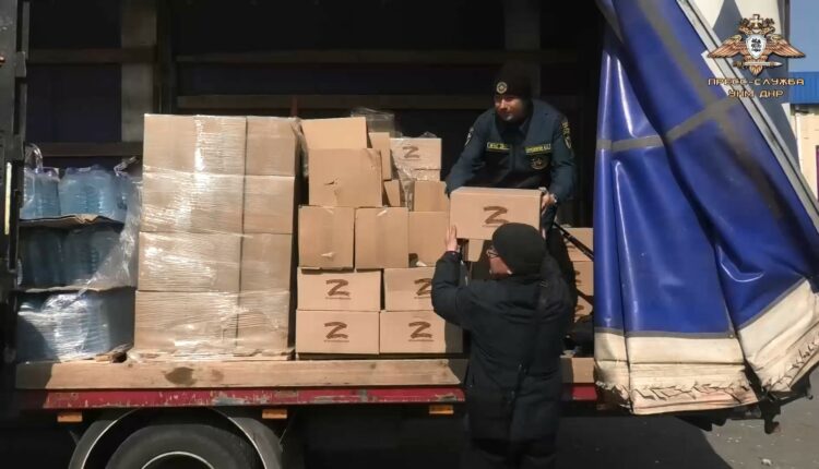 В очередной освобожденный квартал Мариуполя МЧС ДНР доставлили гуманитарный груз