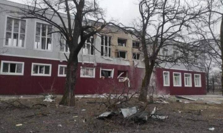 Повреждения, причиненные школе в поселке Трудовские в Донецке