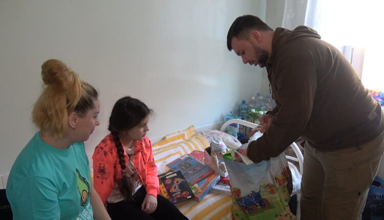 Денис Пушилин навестил в одной из донецких больниц семью из Мариуполя, которой удалось выбраться из города