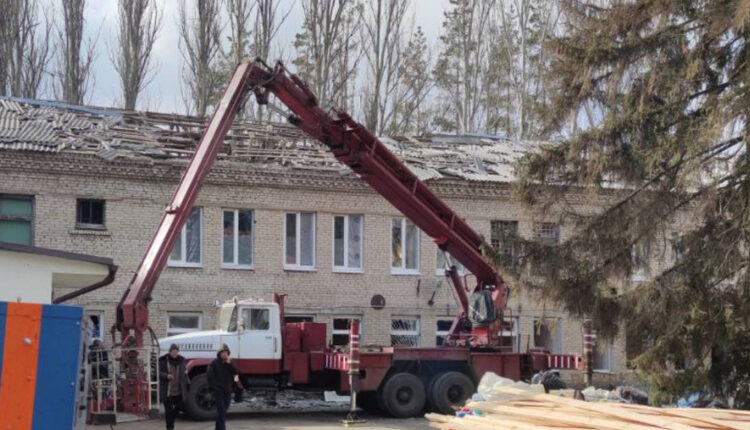 В Волновахе продолжается восстановление крыши Центральной районной больницы города
