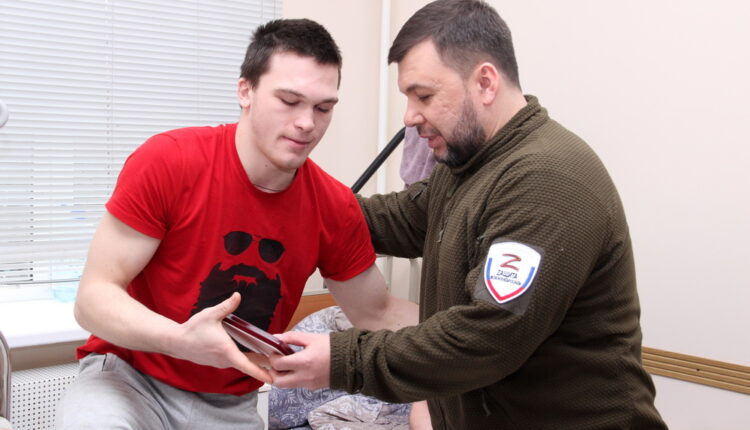 Денис Пушилин наградил раненых бойцов, находящихся на лечении в Республиканской травматологии