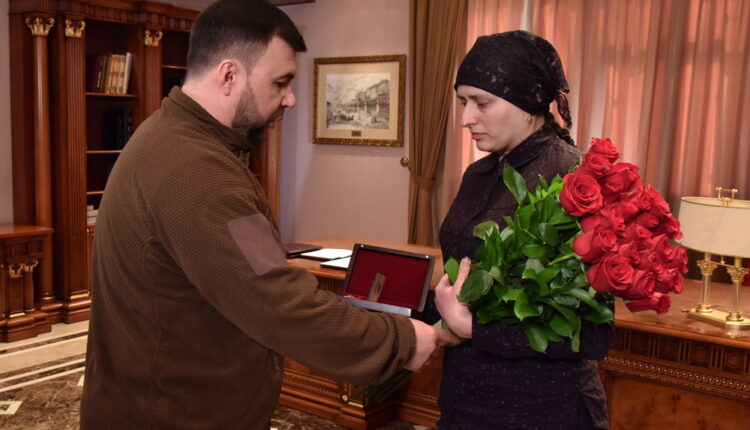 Пушилин вручил Звезду Героя ДНР вдове погибшего командира 11-го отдельного мотострелкового полка