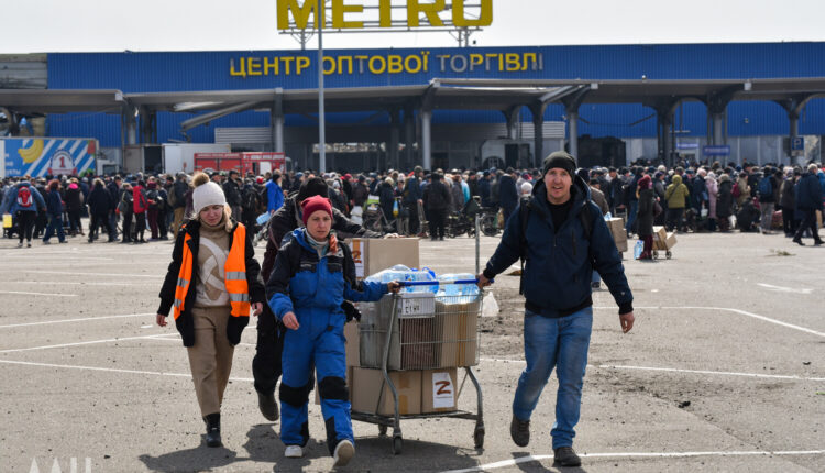 Гумцентром «Единой России» в Мариуполе раздаются нуждающимся хлеб, питьевая вода и продукты питания