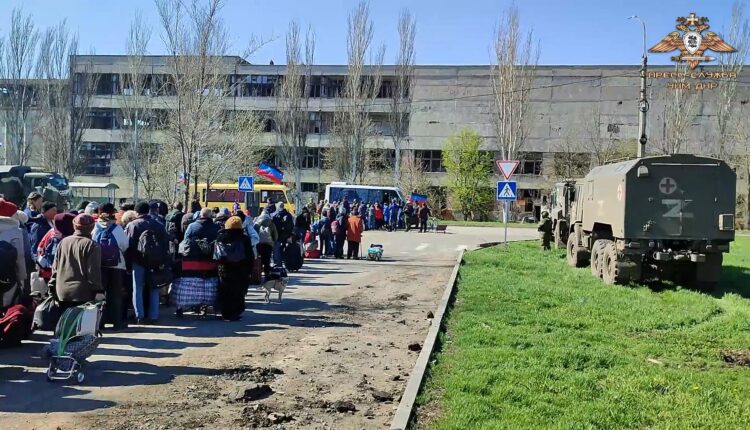 Эвакуация гражданских лиц из района завода «Азовсталь» в Мариуполе (видео)