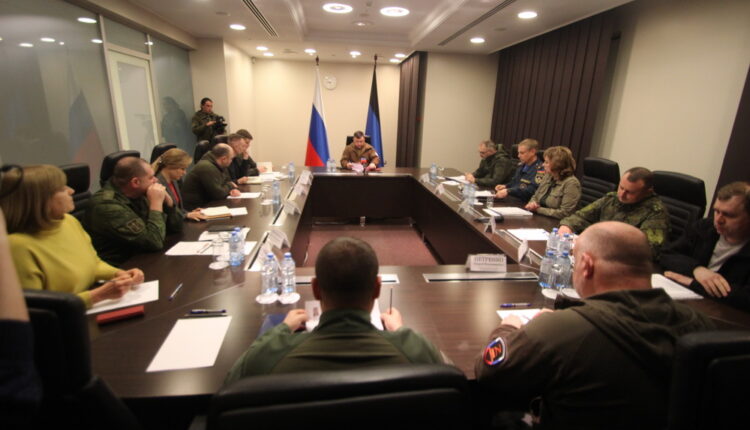 Соцподдержка, обеспечение медикаментами, трудоустройство: Денис Пушилин провел заседание Госкомитета обороны ДНР