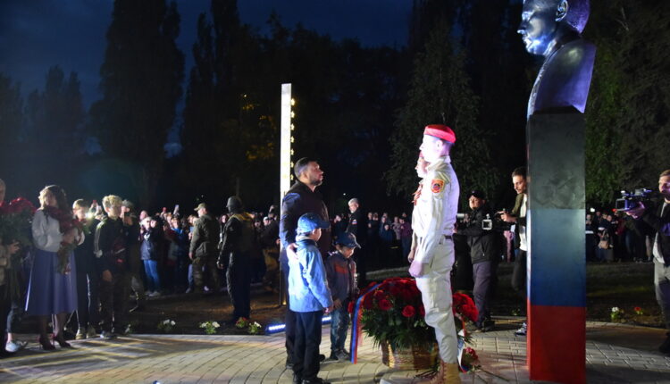 Денис Пушилин принял участие в открытии памятника Александру Захарченко в Шахтерске