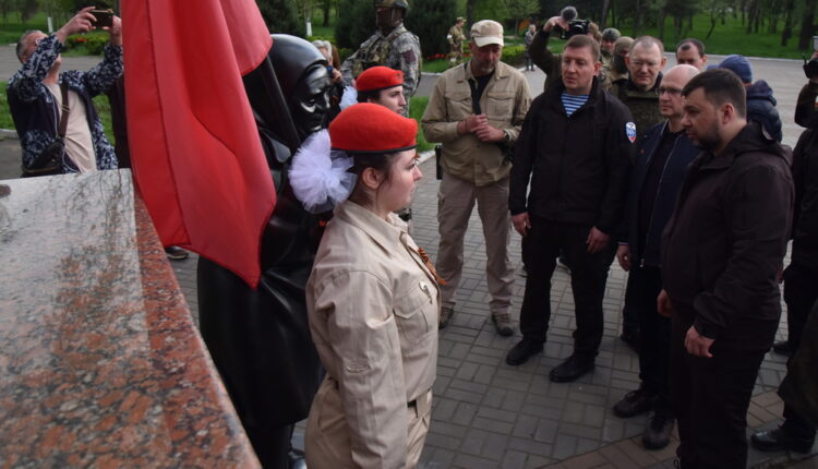 Денис Пушилин и делегация из России приняли участие в открытии памятника бабушке со Знаменем Победы в Мариуполе