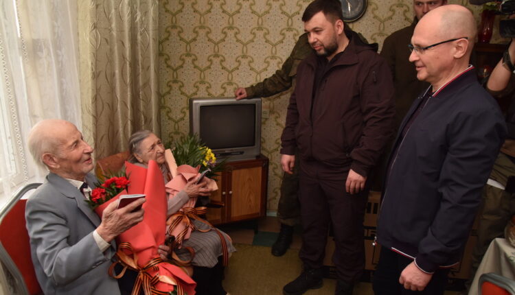 Сергей Кириенко и Денис Пушилин навестили в Мариуполе ветерана Великой Отечественной войны