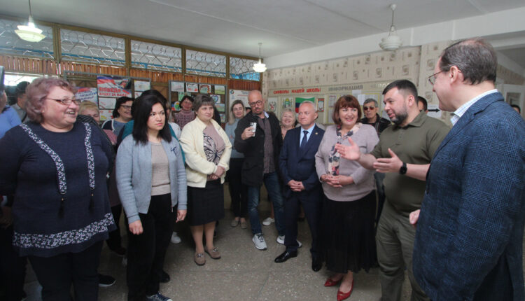 Денис Пушилин и делегация Самарской области РФ посетили одну из школ города Снежное