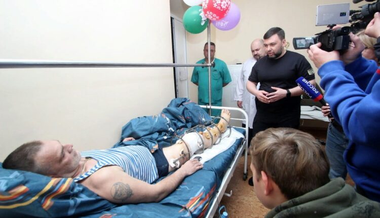 «Горжусь, что у нас есть такие ребята»: Денис Пушилин навестил раненых военнослужащих