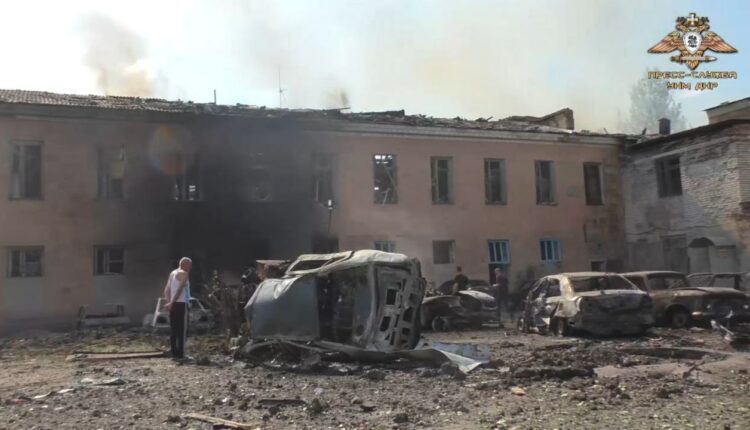 Последствия обстрела Петровского района Донецка: сгоревшее здание АБК шахты и автомобили, ранены мирные жители