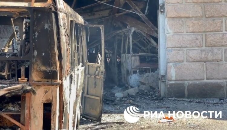 Последствия попадания вражеских снарядов в здание горноспасательного отряда МЧС ДНР