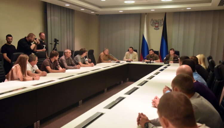 Денис Пушилин встретился с волонтерами Внедорожного клуба «Донбасс», которые оказывали помощь мариупольцам