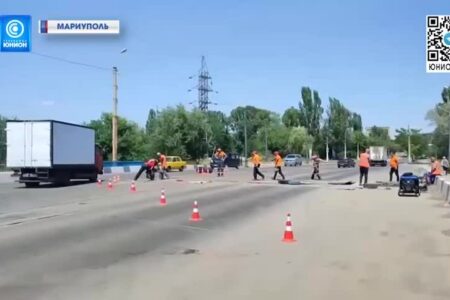 В Мариуполе ремонтируют мост, поврежденный ВСУ