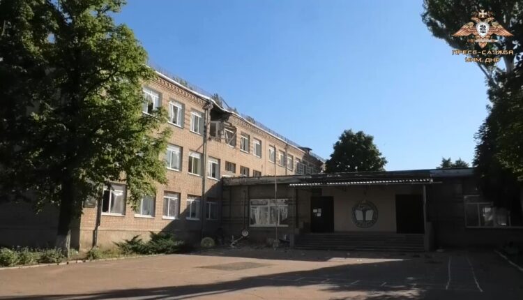 Последствия обстрела школы №103 в Петровском районе