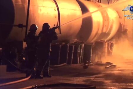 Спасатели потушили пожар на нефтебазе в Будённовском районе