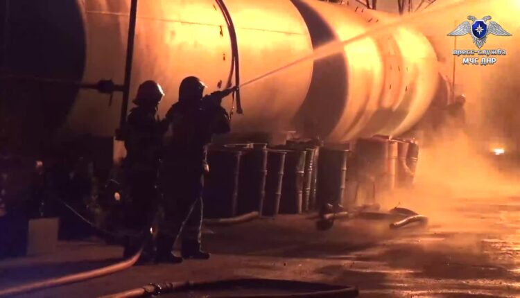 Спасатели потушили пожар на нефтебазе в Будённовском районе