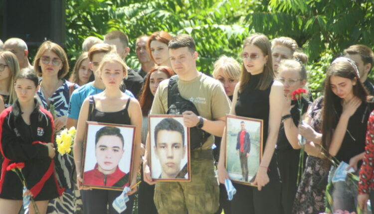 Донецк простился с погибшими активистами «Молодой Республики»