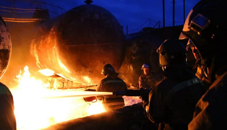 Зафиксирован пожар в результате удара ВФУ по нефтебазе в Макеевке