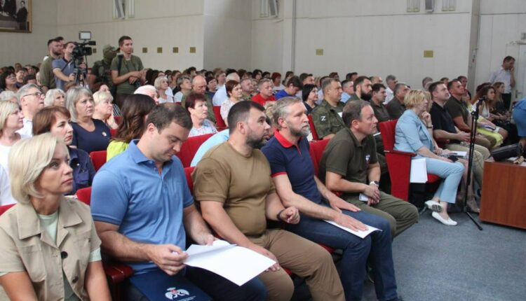 Денис Пушилин и Александр Сидякин приняли участие в Августовских педагогических студиях в Мариуполе