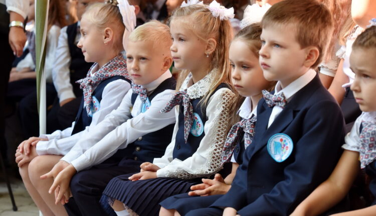 Семьи со школьниками получат по 10 тыс. рублей на каждого ребенка
