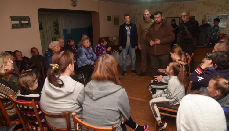 Денис Пушилин посетил пункт временного размещения переселенцев из северной части Республики