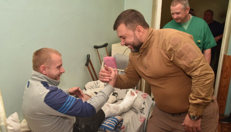 Денис Пушилин навестил раненых бойцов в одной из донецких больниц