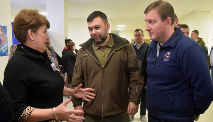 Денис Пушилин и Андрей Турчак посетили один из избирательных участков в городе Снежное