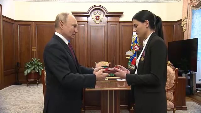 Владимир Путин вручил звезду Героя России дочери Ольги Качуры