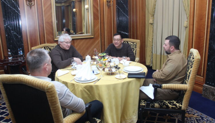 Денис Пушилин встретился с Егором Кончаловским и Юрием Душиным, работающими над созданием фильма о защитниках Донбасса