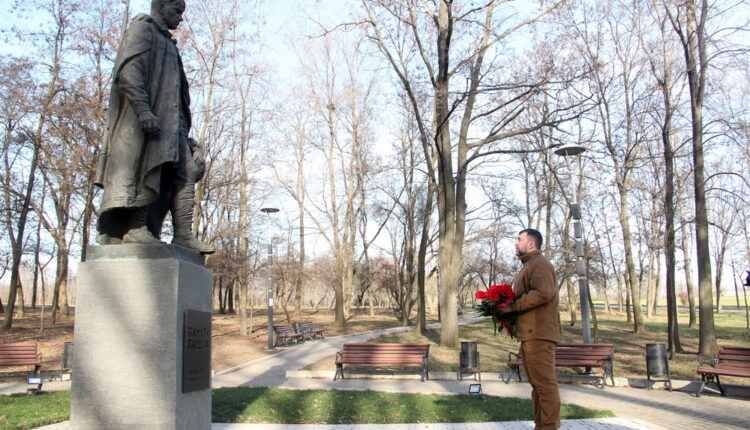 Денис Пушилин возложил цветы к монументу «Памяти павших»