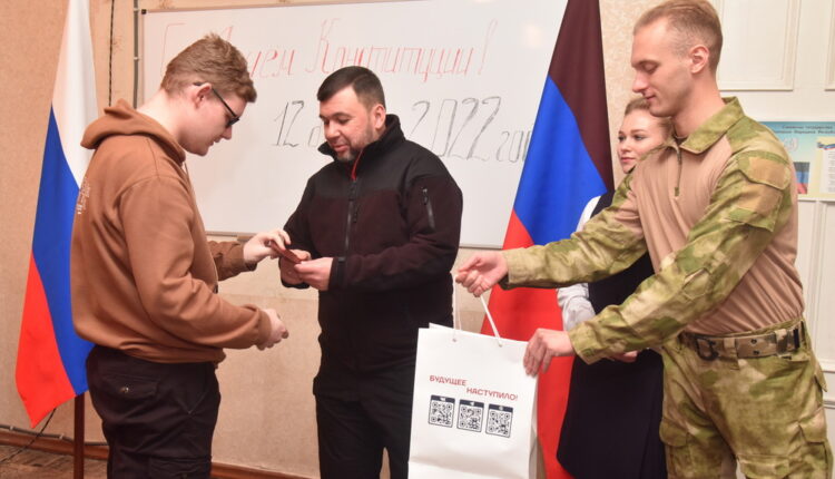 Денис Пушилин вручил первые паспорта участникам акции «Мы – граждане России!»