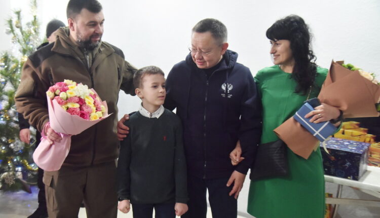 Денис Пушилин и Ирек Файзуллин вручили подарки детям из Донецка и Горловки в рамках акции «Елка желаний»