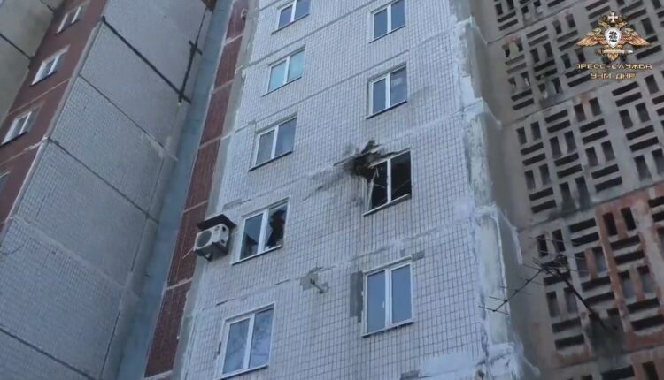 Последствия обстрела со стороны ВФУ в Петровском районе Донецка
