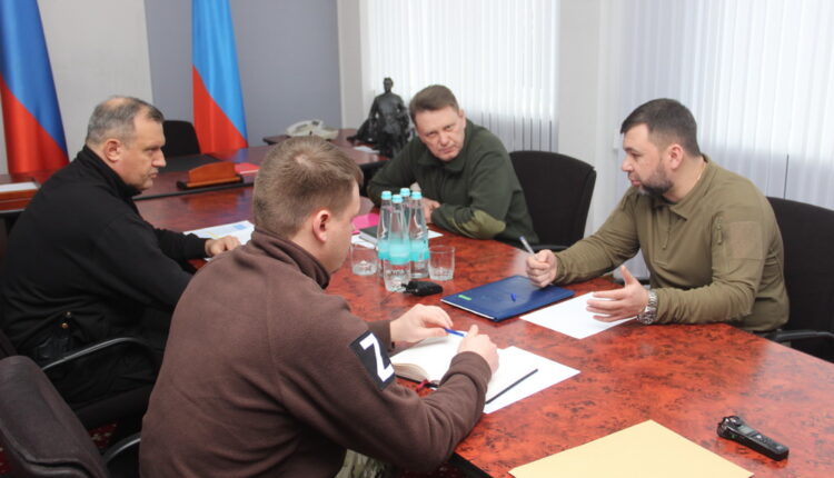 Денис Пушилин заслушал предложения ответственных лиц по решению проблем с подачей теплоносителя в Донецке