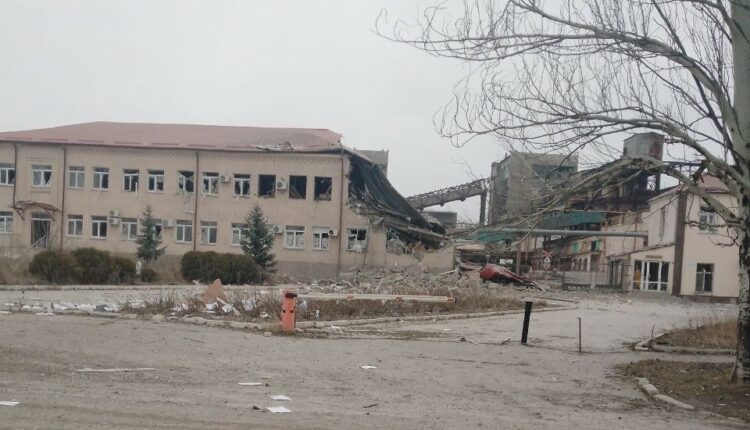 В Пантелеймоновке украинскими военными частично разрушено здание огнеупорного завода