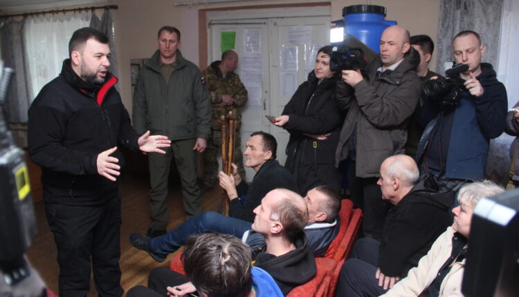 Денис Пушилин встретился с эвакуированными из Артемовска жителями