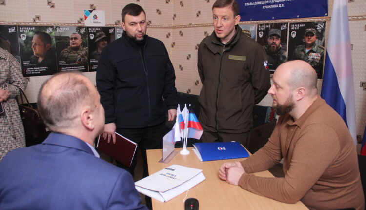 Денис Пушилин и Андрей Турчак посетили один из пунктов подачи документов на предварительное голосование