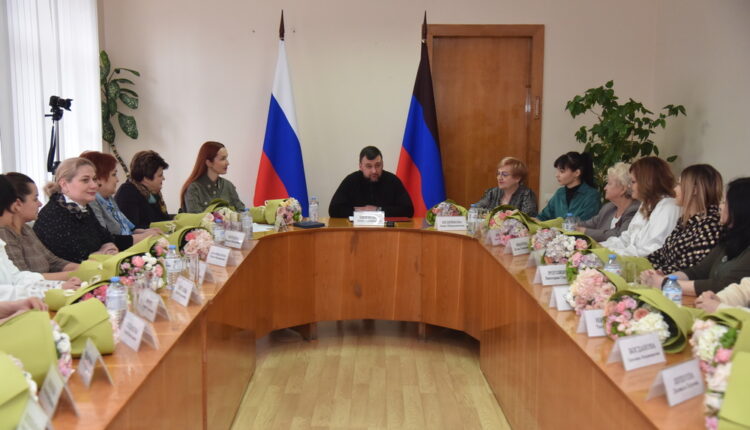 «Во многих процессах в авангарде»: Денис Пушилин провел встречу с активистами Союза женщин России в ДНР