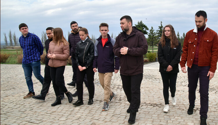 Денис Пушилин провел экскурсию для молодежи в рамках просветительской акции Российского общества «Знание»