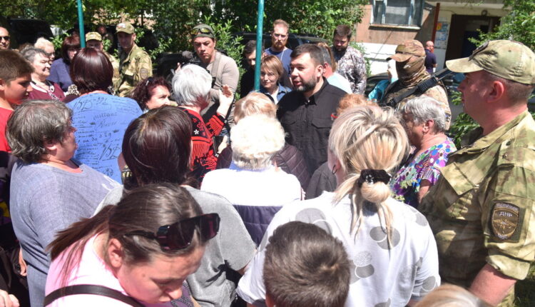Денис Пушилин встретился с жителями одного из микрорайонов Енакиево и ответил на их вопросы